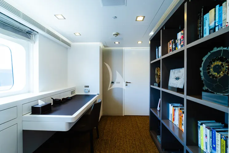 Charter Yacht OCEAN`S SEVEN - Kingship Magellan 110 - 5 Cabins - Nassau - Exumas - Bahamas