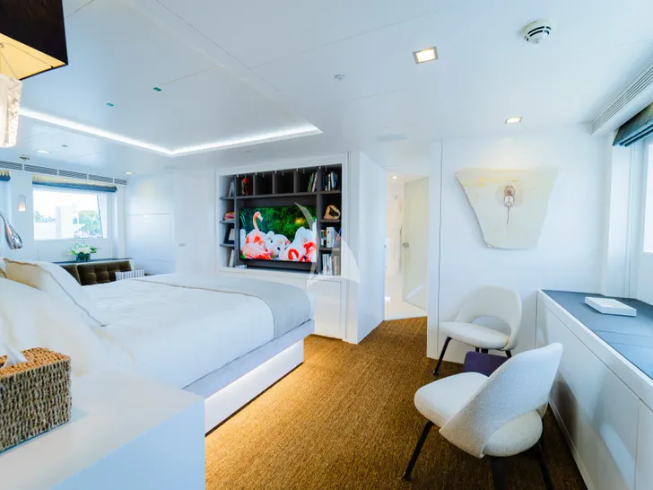 OCEAN'S SEVEN Kingship Magellan 110 - master cabin seats and TV OCEAN'S SEVEN Kingship Magellan 110 - master cabin seats and TV
