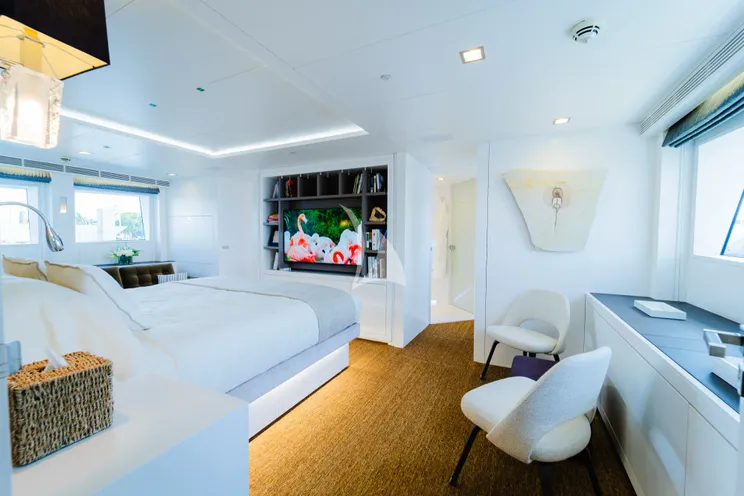 Charter Yacht OCEAN`S SEVEN - Kingship Magellan 110 - 5 Cabins - Nassau - Exumas - Bahamas