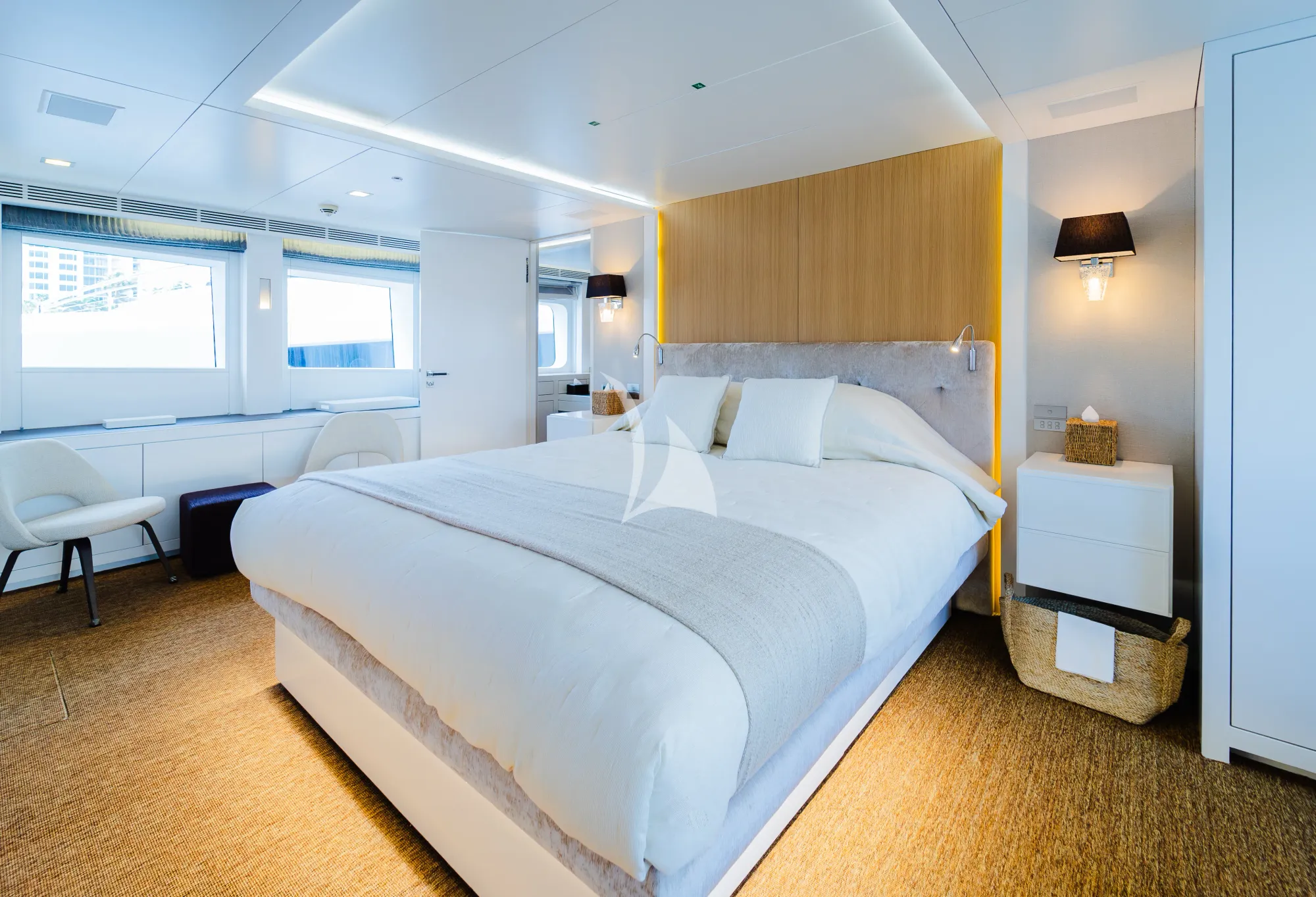 Charter Yacht OCEAN`S SEVEN - Kingship Magellan 110 - 5 Cabins - Nassau - Exumas - Bahamas