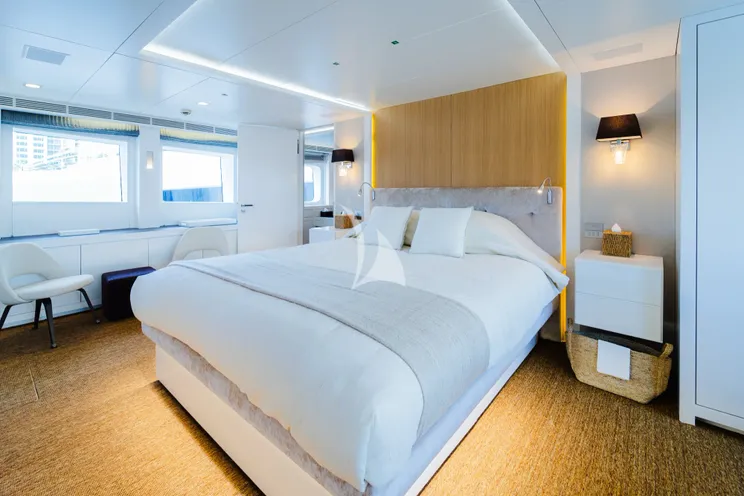 Charter Yacht OCEAN`S SEVEN - Kingship Magellan 110 - 5 Cabins - Nassau - Exumas - Bahamas