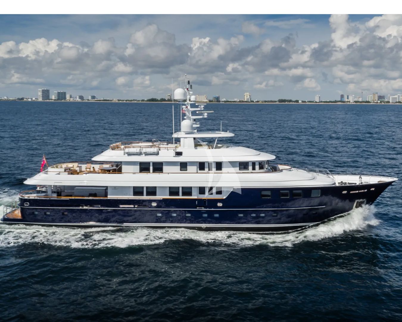 Charter Yacht OCEAN`S SEVEN - Kingship Magellan 110 - 5 Cabins - Nassau - Exumas - Bahamas