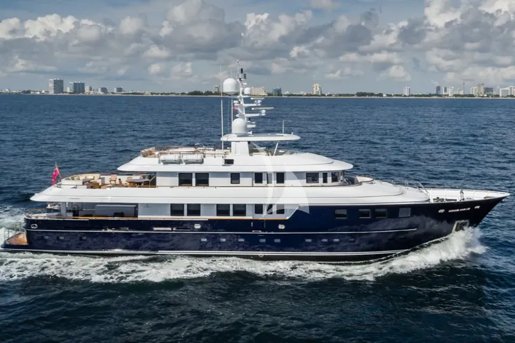 Charter Yacht OCEAN`S SEVEN - Kingship Magellan 110 - 5 Cabins - Nassau - Exumas - Bahamas