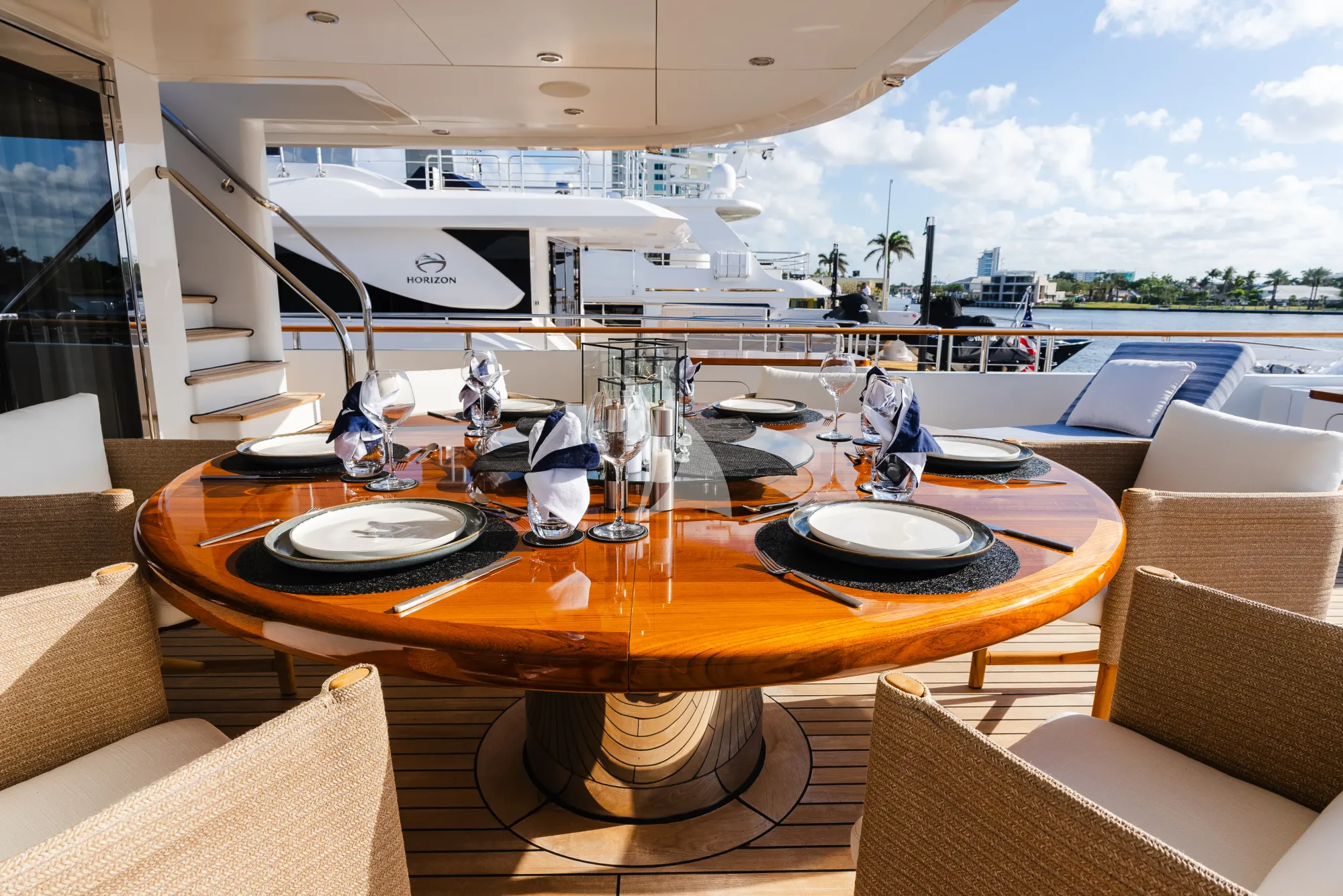 Charter Yacht OCEAN`S SEVEN - Kingship Magellan 110 - 5 Cabins - Nassau - Exumas - Bahamas