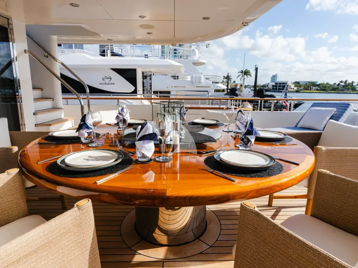 OCEAN'S SEVEN Kingship Magellan 110 - sky deck alfresco dining area OCEAN'S SEVEN Kingship Magellan 110 - sky deck alfresco dining area