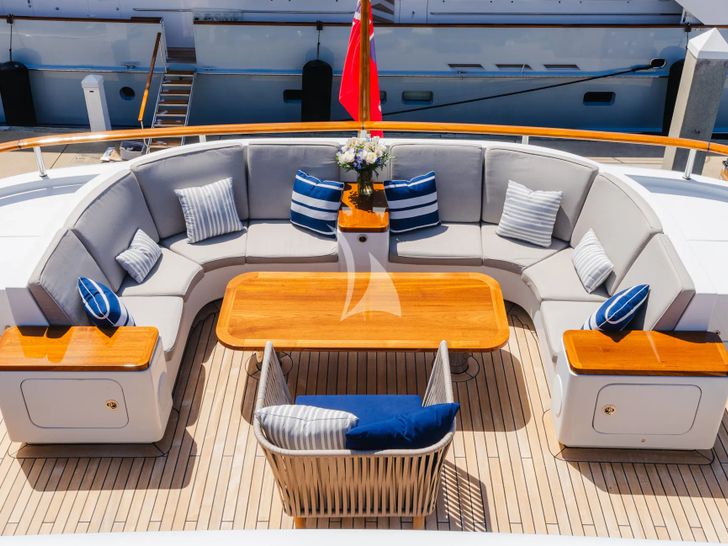 OCEAN'S SEVEN Kingship Magellan 110 - sky deck lounge OCEAN'S SEVEN Kingship Magellan 110 - sky deck lounge