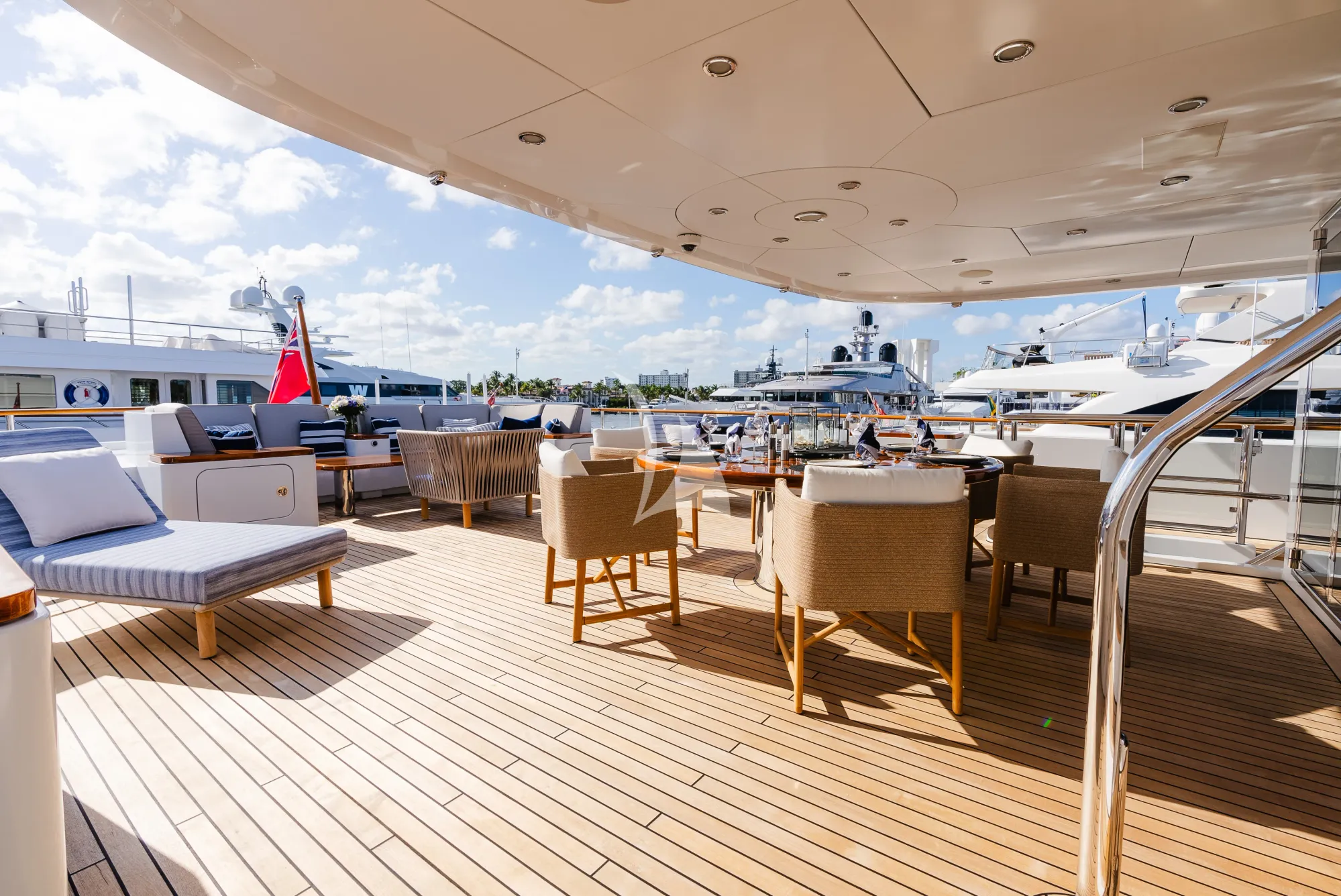 Charter Yacht OCEAN`S SEVEN - Kingship Magellan 110 - 5 Cabins - Nassau - Exumas - Bahamas