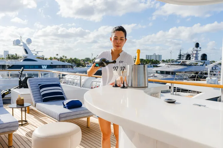 Charter Yacht OCEAN`S SEVEN - Kingship Magellan 110 - 5 Cabins - Nassau - Exumas - Bahamas