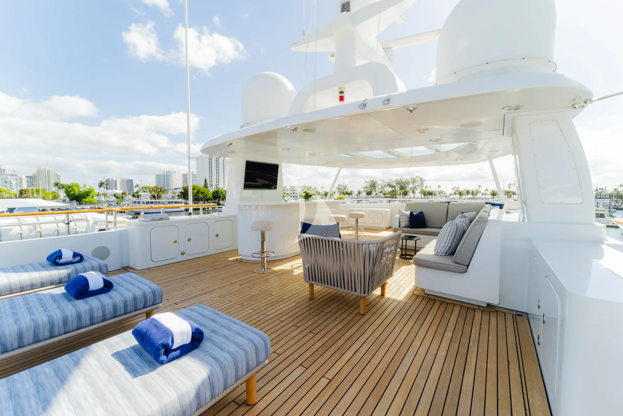 Charter Yacht OCEAN`S SEVEN - Kingship Magellan 110 - 5 Cabins - Nassau - Exumas - Bahamas