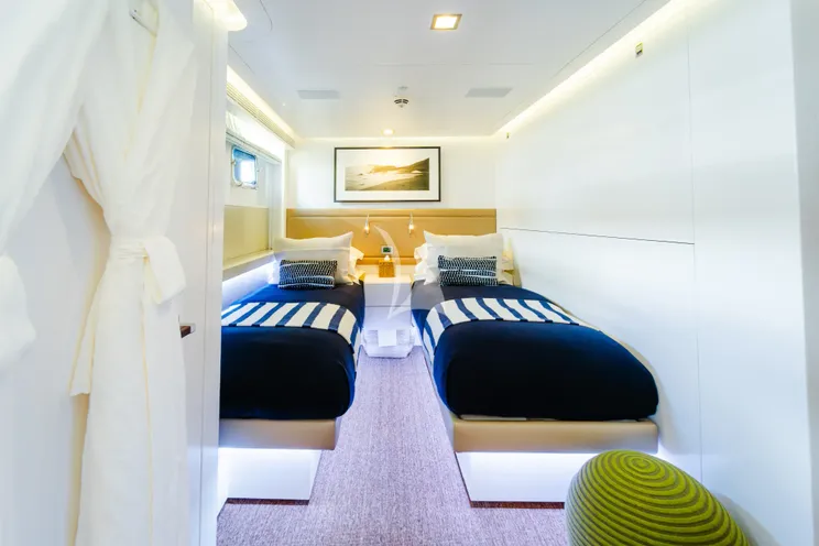 Charter Yacht OCEAN`S SEVEN - Kingship Magellan 110 - 5 Cabins - Nassau - Exumas - Bahamas