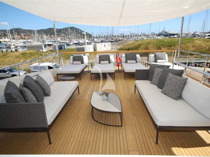 OCTAVE Sanlorenzo SL118 - sundeck lounge and sunbathing area OCTAVE Sanlorenzo SL118 - sundeck lounge and sunbathing area