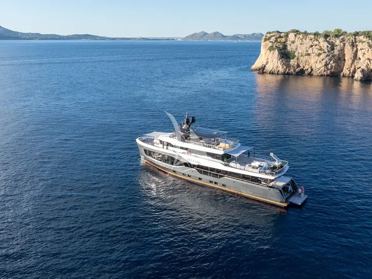 OCULUS 37m Numarine - anchored near an island OCULUS 37m Numarine - anchored near an island