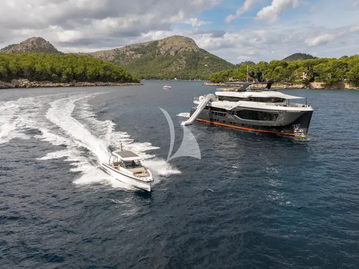 OCULUS 37m Numarine - anchored with water activities OCULUS 37m Numarine - anchored with water activities