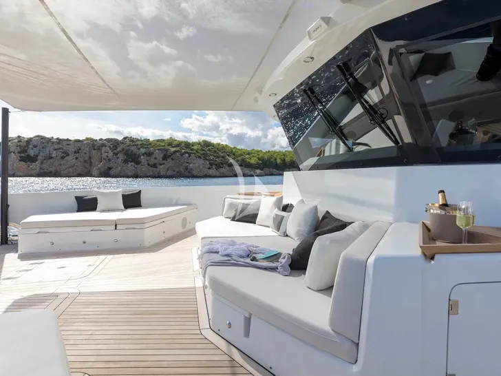 OCULUS 37m Numarine - foredeck lounge OCULUS 37m Numarine - foredeck lounge
