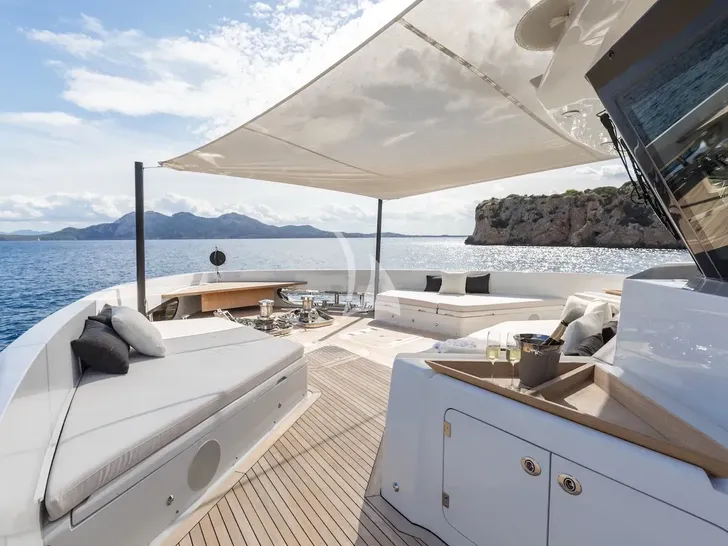 OCULUS 37m Numarine - foredeck OCULUS 37m Numarine - foredeck