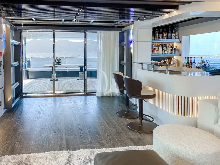 OCULUS 37m Numarine - main saloon bar OCULUS 37m Numarine - main saloon bar