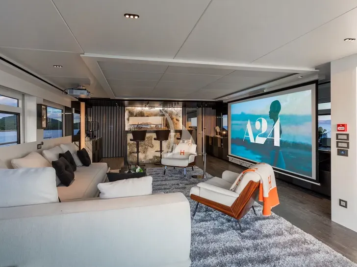 OCULUS 37m Numarine - sky lounge cinema set up OCULUS 37m Numarine - sky lounge cinema set up