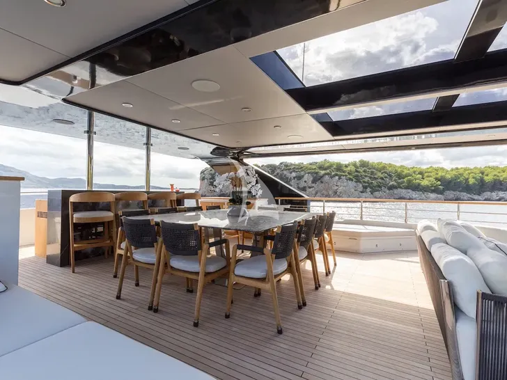 OCULUS 37m Numarine - sun deck dining area OCULUS 37m Numarine - sun deck dining area