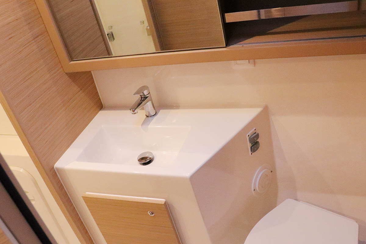 ODYSSEY Lagoon 42 - cabin 1 bathroom