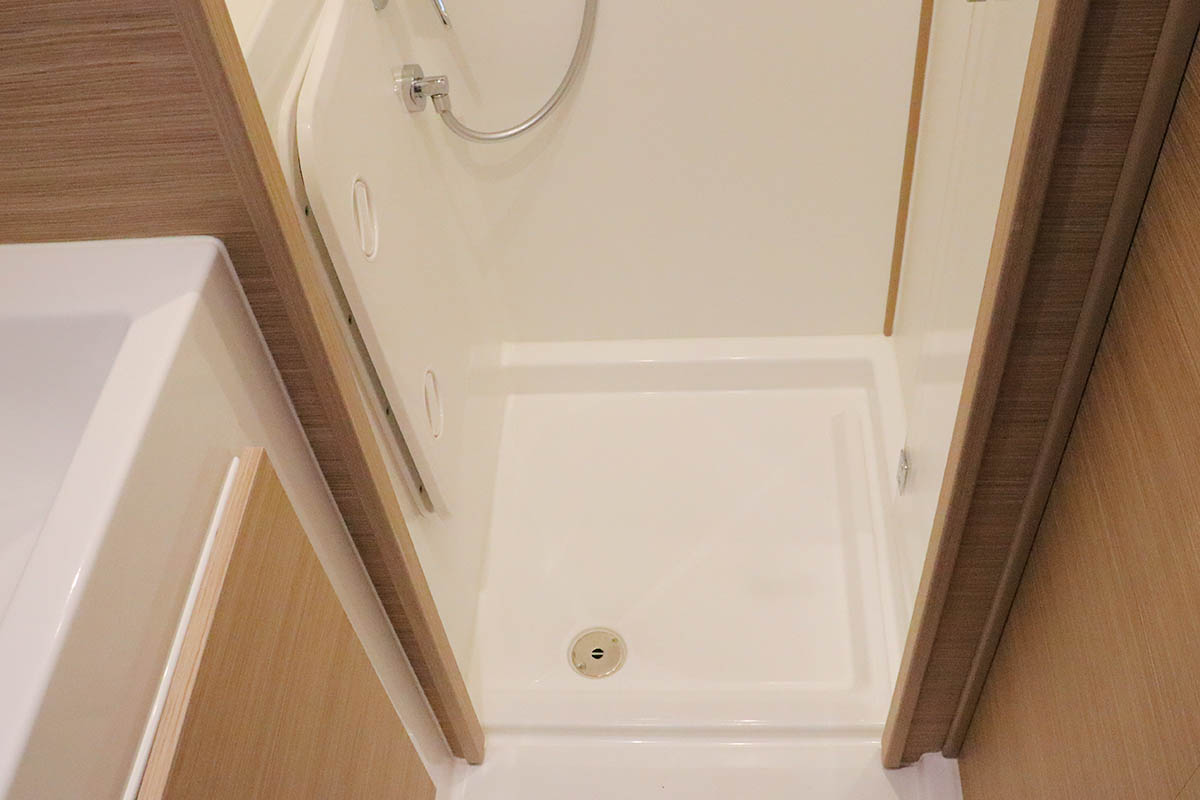 ODYSSEY Lagoon 42 - cabin 3 shower