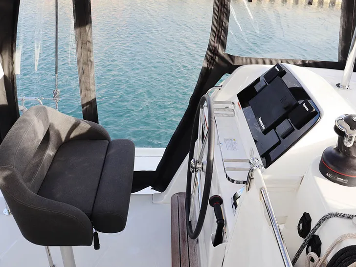 ODYSSEY Lagoon 42 - flybridge helm ODYSSEY Lagoon 42 - flybridge helm