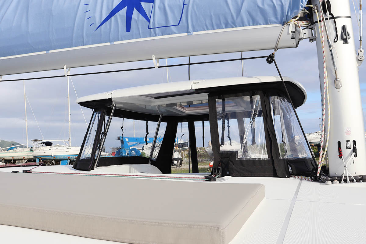 ODYSSEY Lagoon 42 - flybridge sun pad