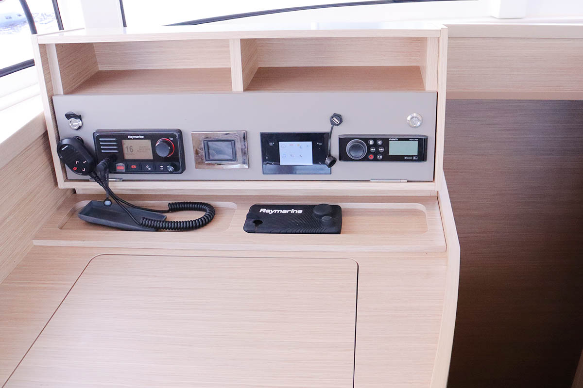 ODYSSEY Lagoon 42 - navigation center