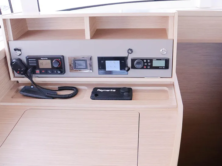 ODYSSEY Lagoon 42 - navigation center ODYSSEY Lagoon 42 - navigation center