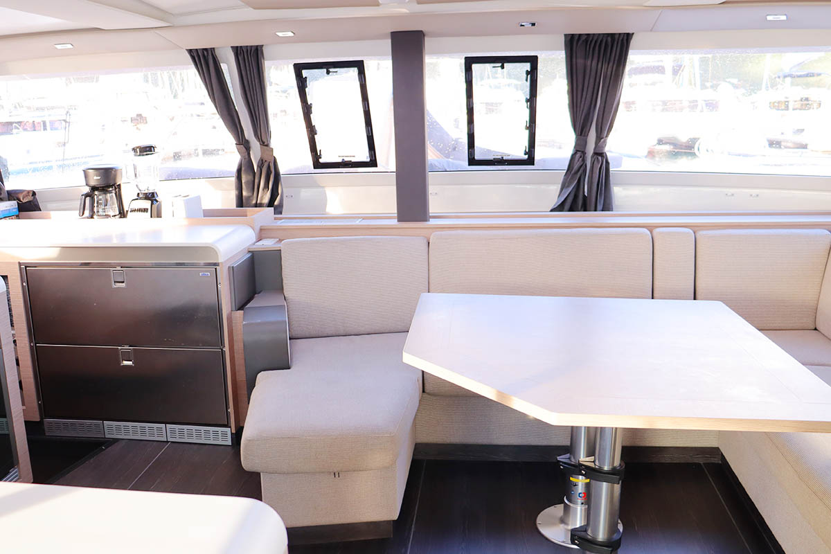 ODYSSEY Lagoon 42 - saloon