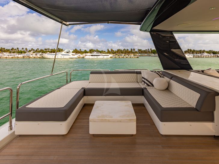 OLYMPUS Sirena 88 flybridge seating OLYMPUS Sirena 88 flybridge seating