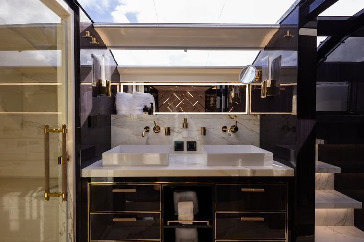 Charter Yacht OLYMPUS - Sirena 88 - 5 Cabins - Nassau - Exumas - Bahamas