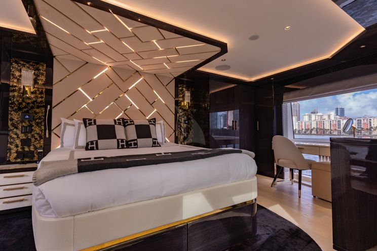 Charter Yacht OLYMPUS - Sirena 88 - 5 Cabins - Nassau - Exumas - Bahamas