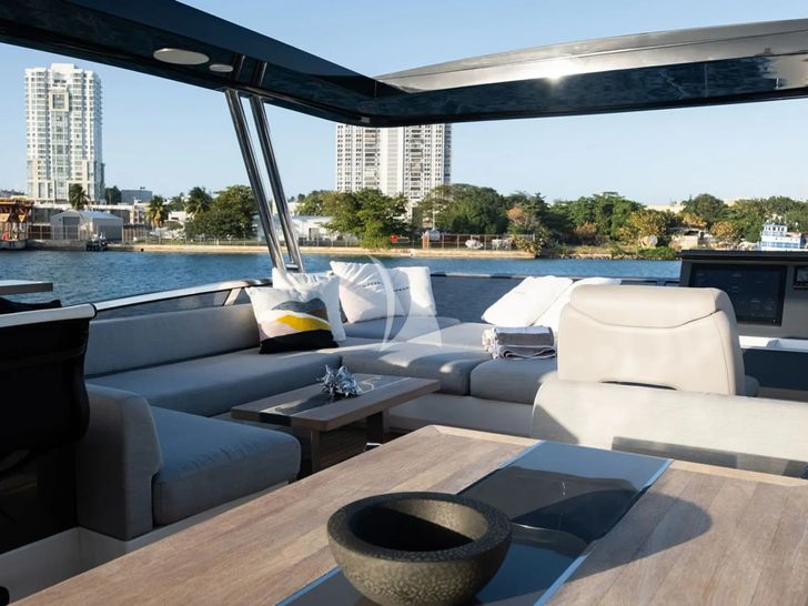 OMNIA Pearl 78 - flybridge seating OMNIA Pearl 78 - flybridge seating