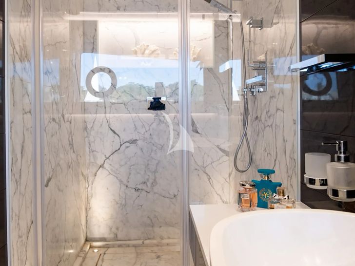 OMNIA Pearl 78 - master cabin bathroom OMNIA Pearl 78 - master cabin bathroom