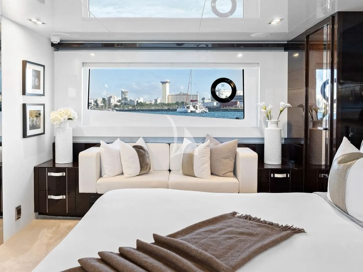 OMNIA Pearl 78 - master cabin seating OMNIA Pearl 78 - master cabin seating