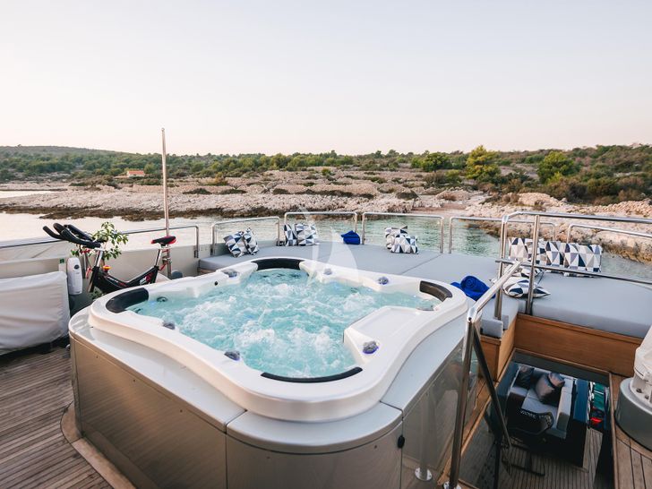 ONE BLUE Frank Mulder Oceanline 38m flybridge jacuzzi ONE BLUE Frank Mulder Oceanline 38m flybridge jacuzzi