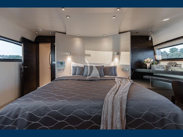 ONE BLUE Frank Mulder Oceanline 38m master cabin bed