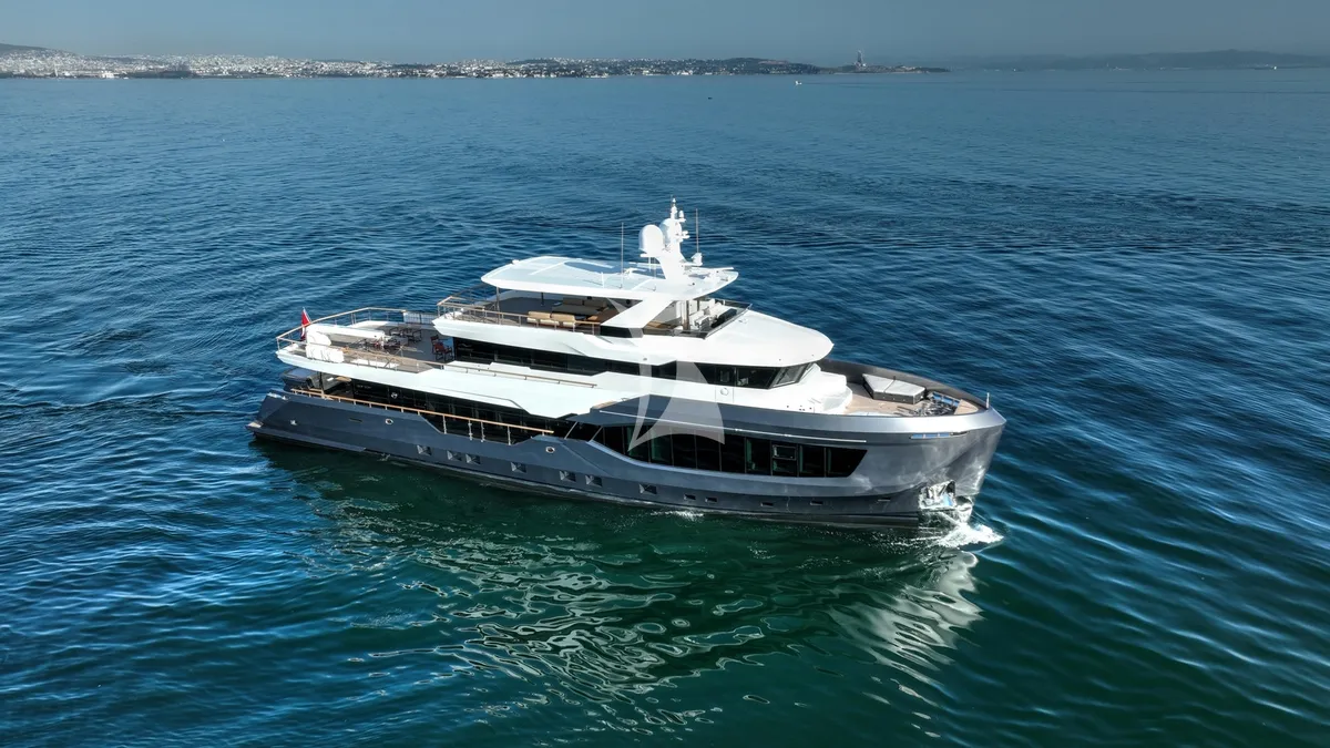 Charter Yacht ONE ZERO - Numarine 37XP - 6 Cabins - St Tropez - Nice - Antibes - Monaco - Cannes - French Riviera