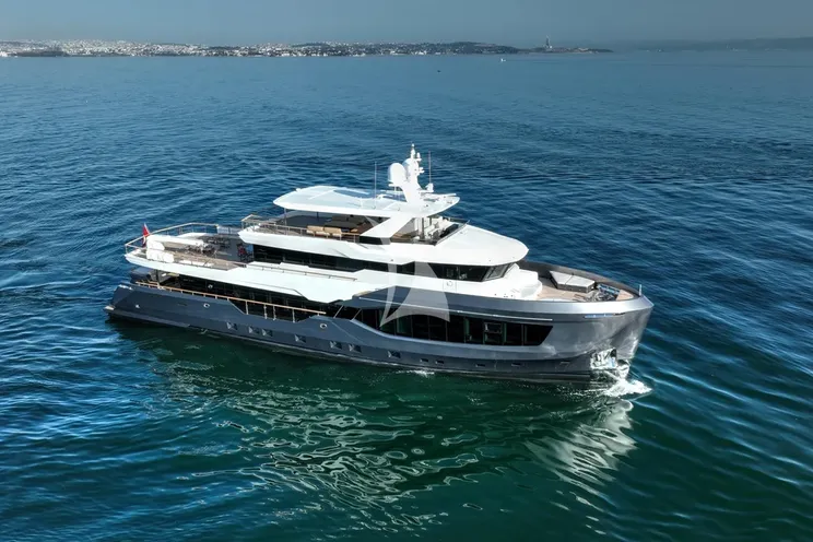 Charter Yacht ONE ZERO - Numarine 37XP - 6 Cabins - St Tropez - Nice - Antibes - Monaco - Cannes - French Riviera
