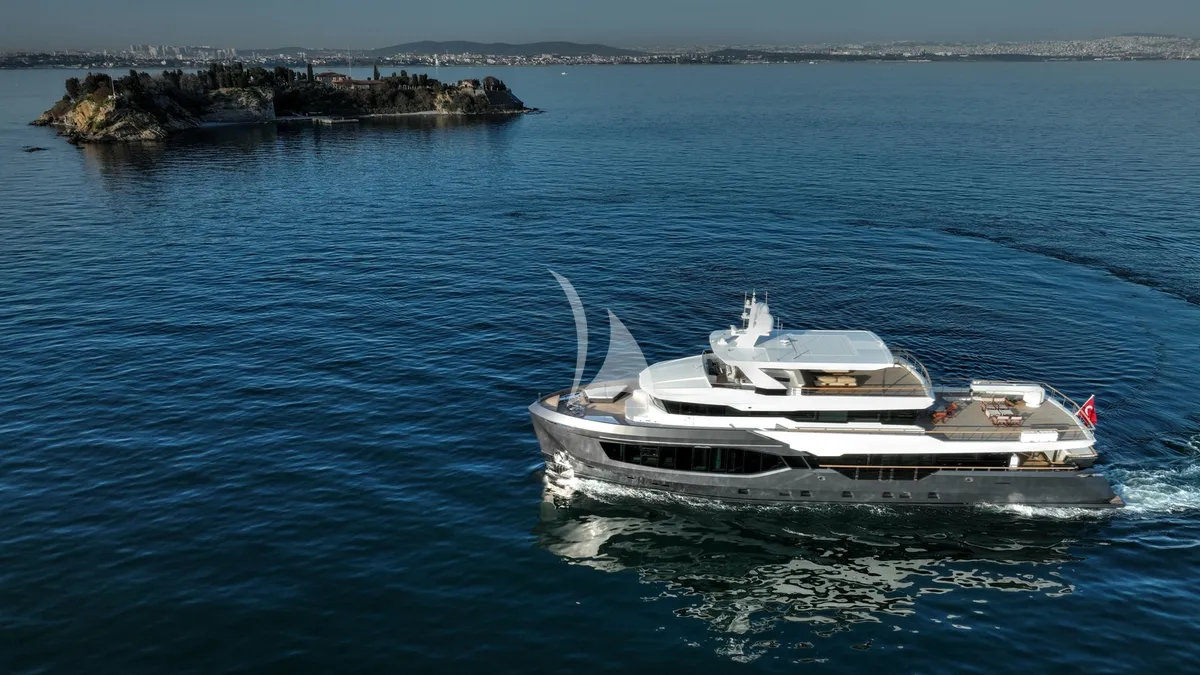 Charter Yacht ONE ZERO - Numarine 37XP - 6 Cabins - St Tropez - Nice - Antibes - Monaco - Cannes - French Riviera