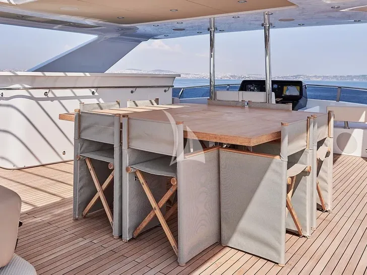 ONE ZERO Numarine 37XP - flybridge dining ONE ZERO Numarine 37XP - flybridge dining