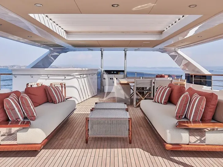 ONE ZERO Numarine 37XP - flybridge lounge ONE ZERO Numarine 37XP - flybridge lounge