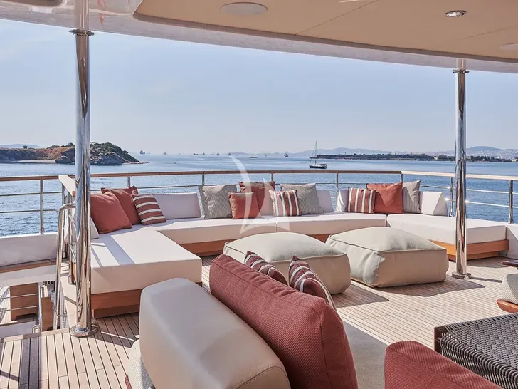 ONE ZERO Numarine 37XP - flybridge seating ONE ZERO Numarine 37XP - flybridge seating