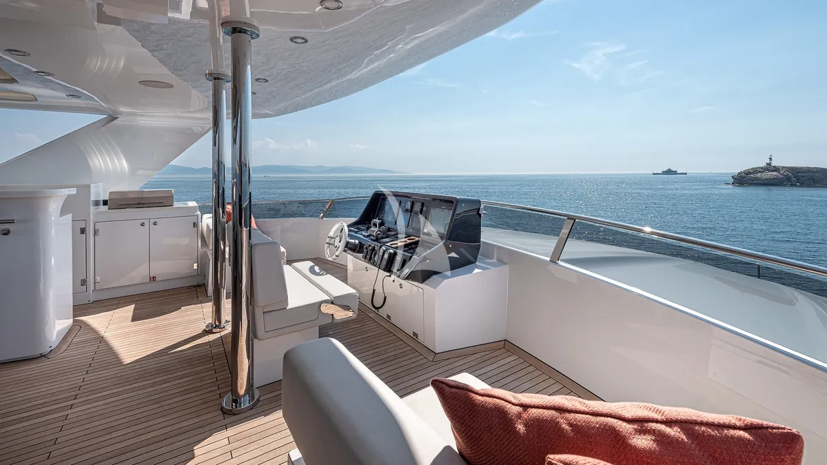 Charter Yacht ONE ZERO - Numarine 37XP - 6 Cabins - St Tropez - Nice - Antibes - Monaco - Cannes - French Riviera