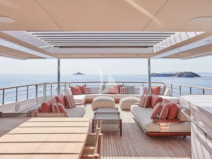 ONE ZERO Numarine 37XP - flybridge lounge and dining ONE ZERO Numarine 37XP - flybridge lounge and dining