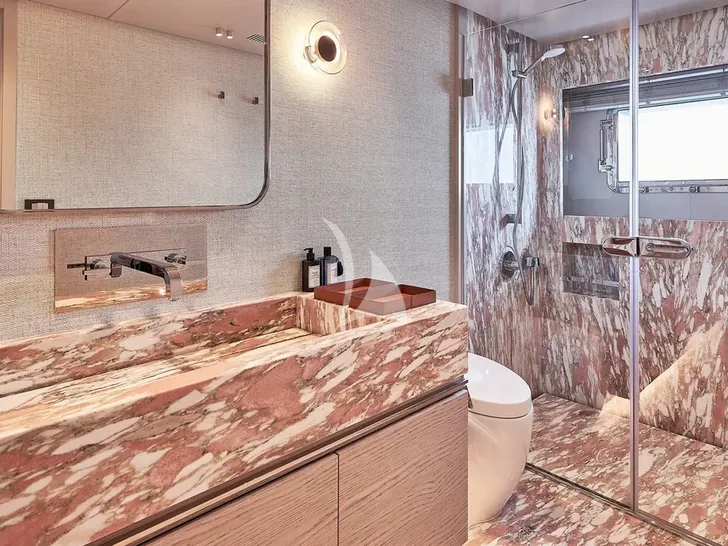 ONE ZERO Numarine 37XP - port VIP bathroom ONE ZERO Numarine 37XP - port VIP bathroom