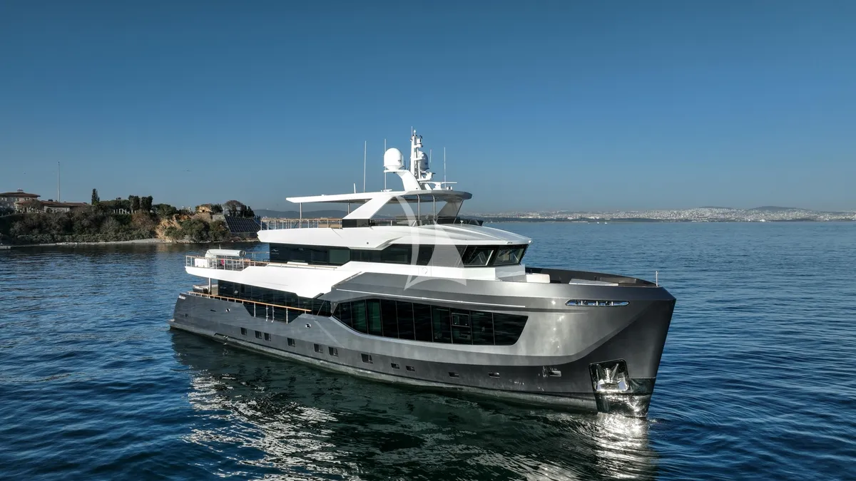 Charter Yacht ONE ZERO - Numarine 37XP - 6 Cabins - St Tropez - Nice - Antibes - Monaco - Cannes - French Riviera