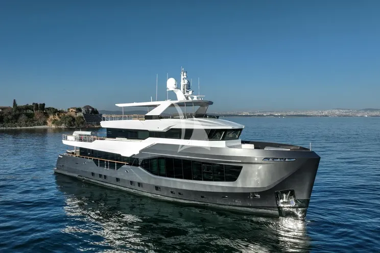 Charter Yacht ONE ZERO - Numarine 37XP - 6 Cabins - St Tropez - Nice - Antibes - Monaco - Cannes - French Riviera