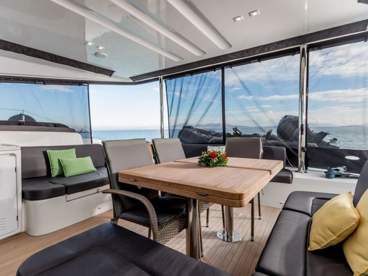 ONE FEELING Lagoon 51 - aft deck dining table ONE FEELING Lagoon 51 - aft deck dining table