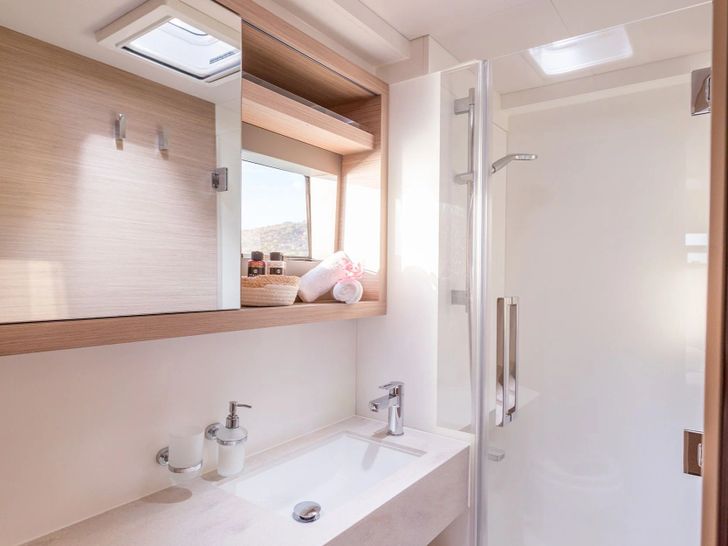 ONE FEELING Lagoon 51 - cabin bathroom ONE FEELING Lagoon 51 - cabin bathroom